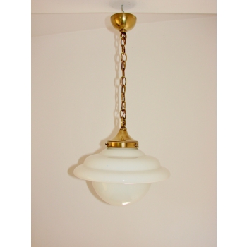 Lampa z mosiężnymi detalami i mlecznym szkłem
